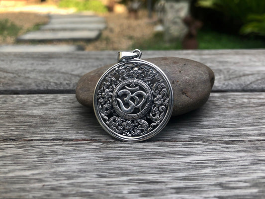 Ohm/Om Mandala Buddhism Hindi Talisman Pendant/Necklace