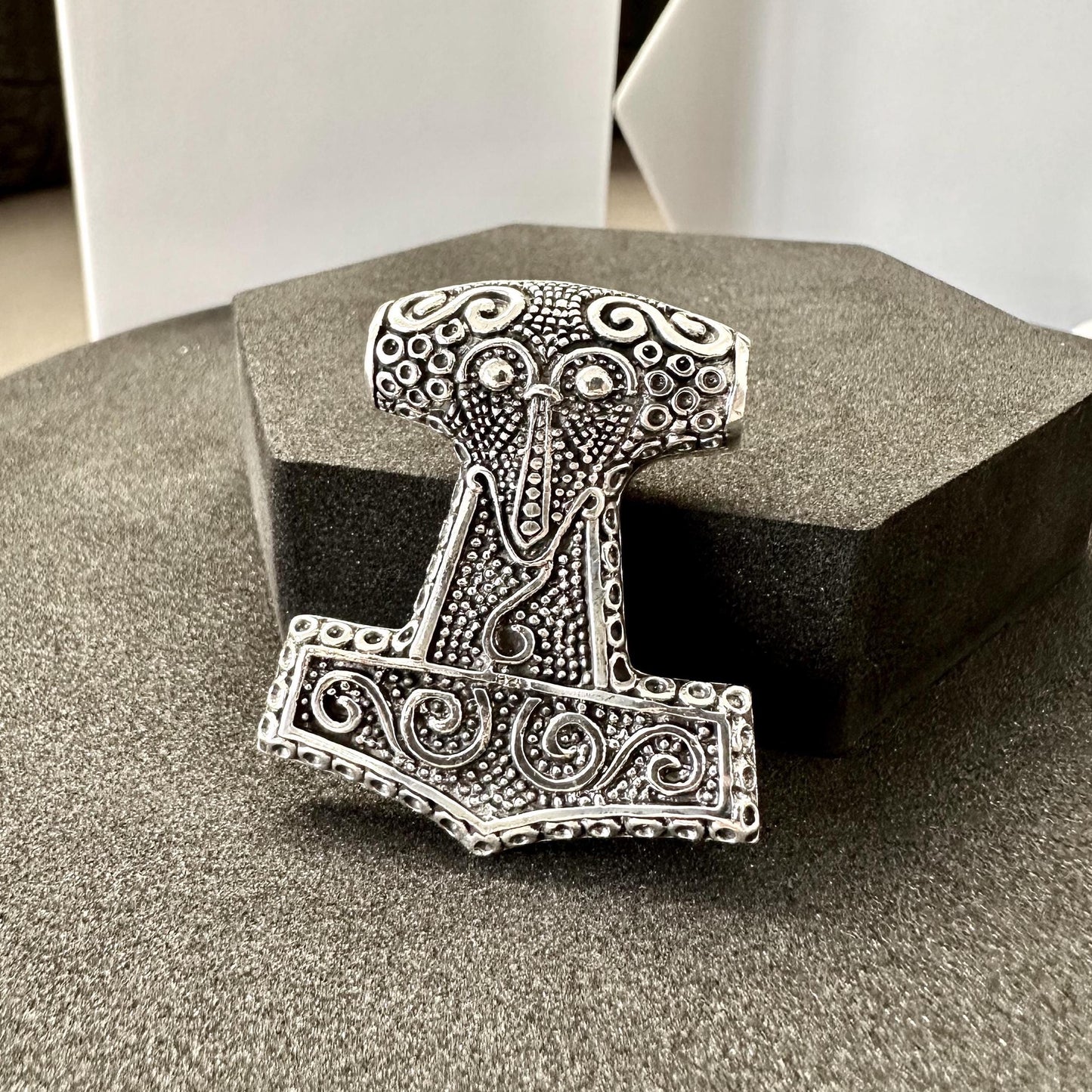 Thor's Hammer Viking Odinson Mjolnir Pendant/Necklace