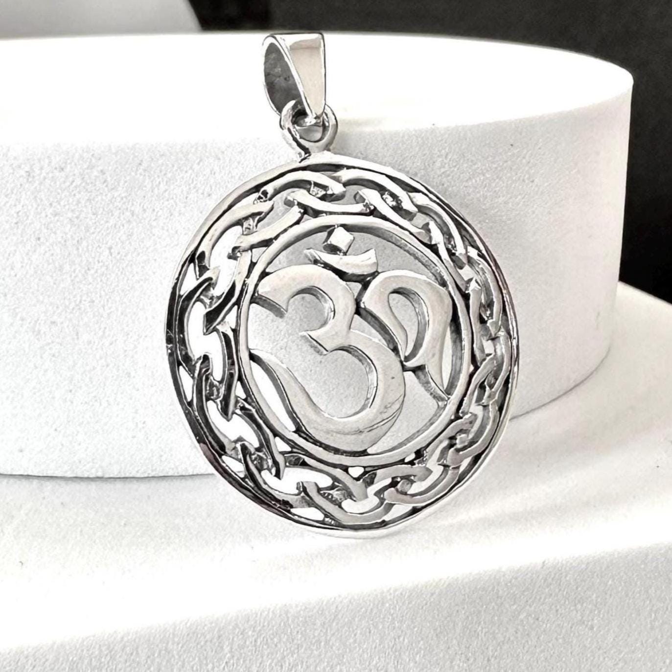 Ohm/Om Buddhism Hindi Yoga Talisman Swastika Pendant/Necklace