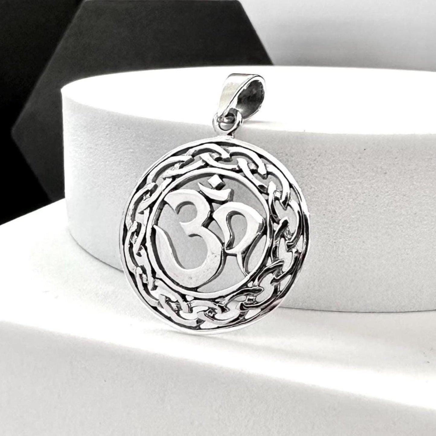 Ohm/Om Buddhism Hindi Yoga Talisman Swastika Pendant/Necklace