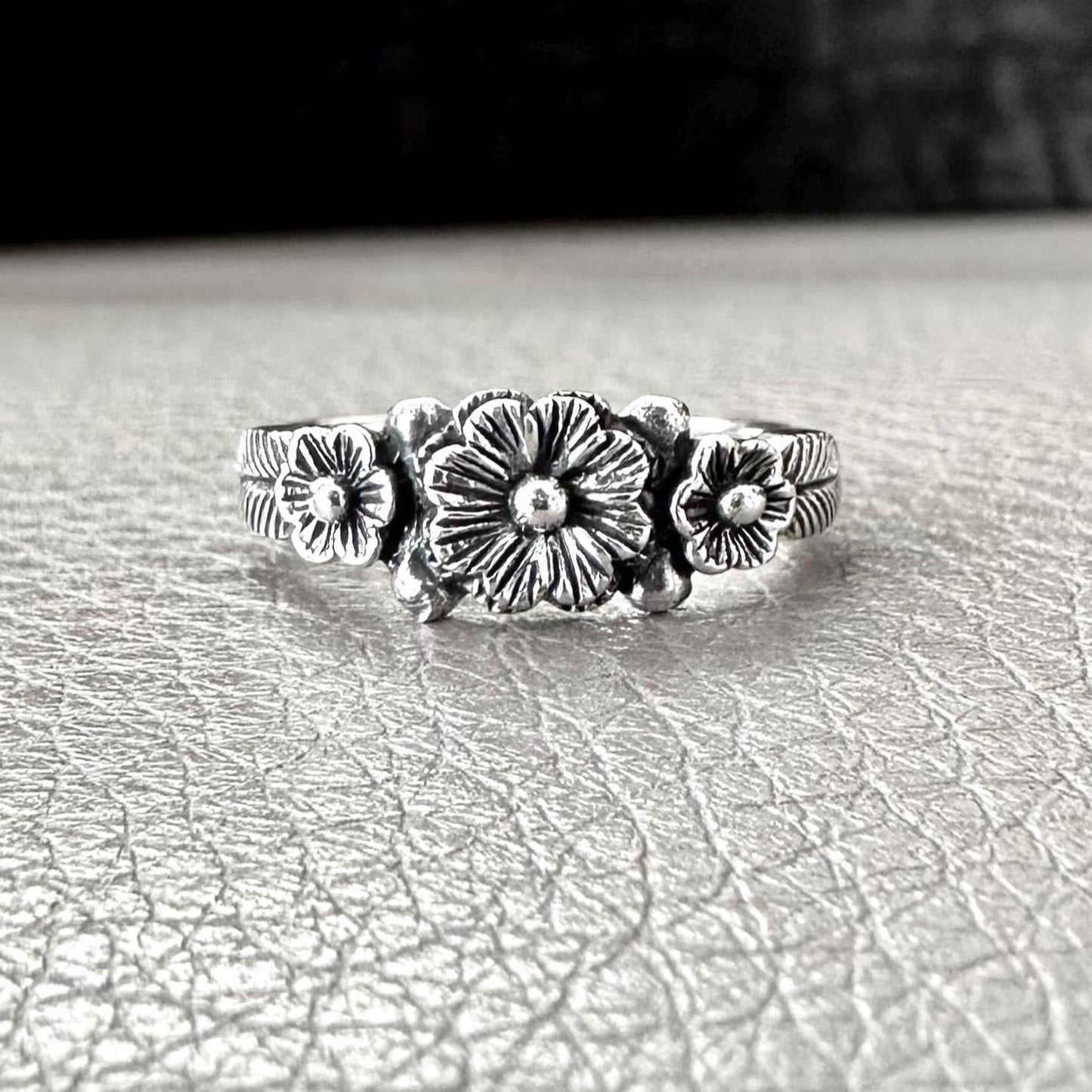 Daisy Flower Ring