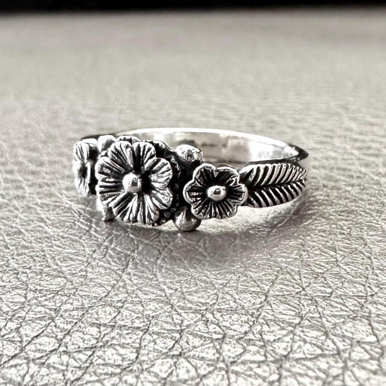 Daisy Flower Ring