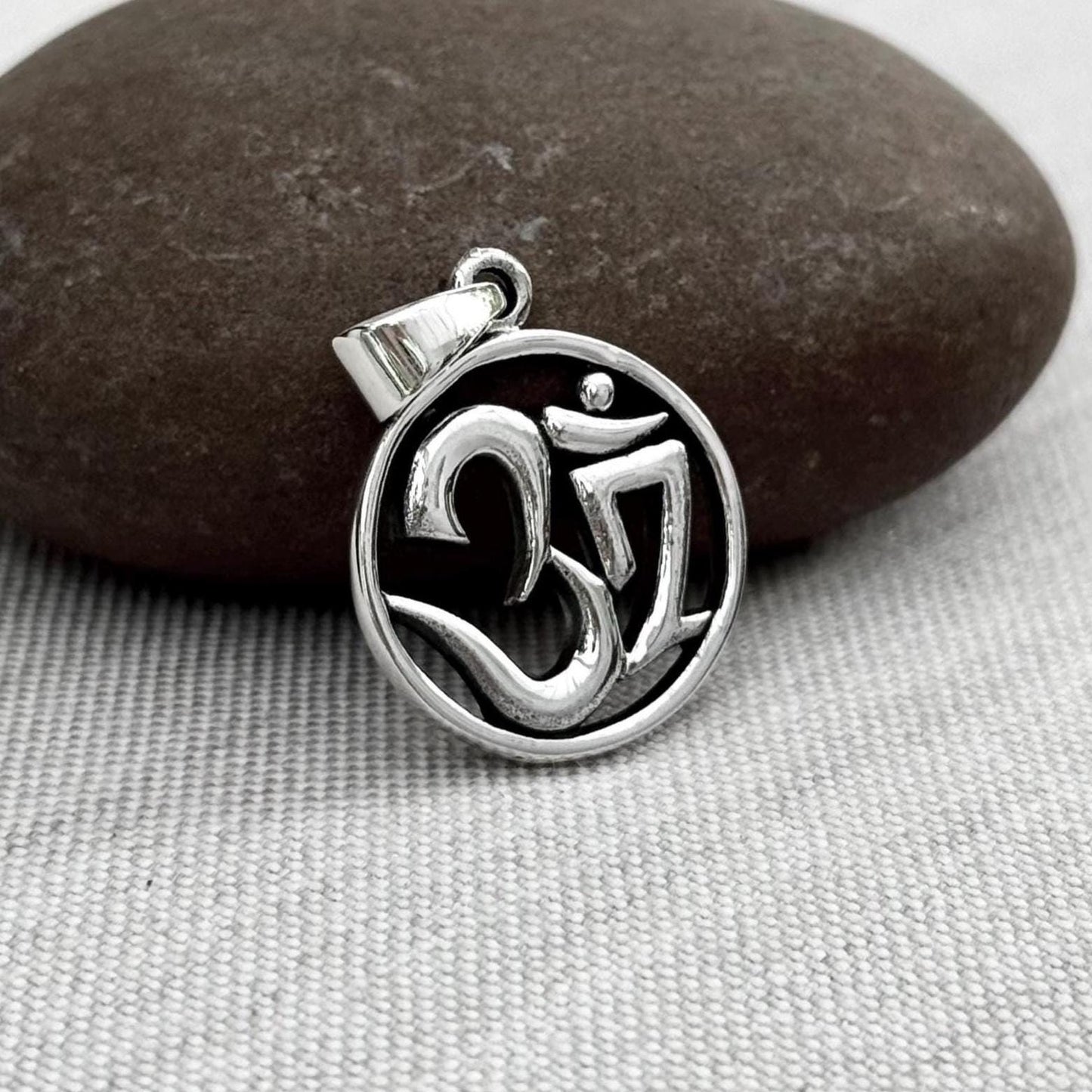 Ohm/Om Buddhism Hindi Talisman Swastika Pendant/Necklace