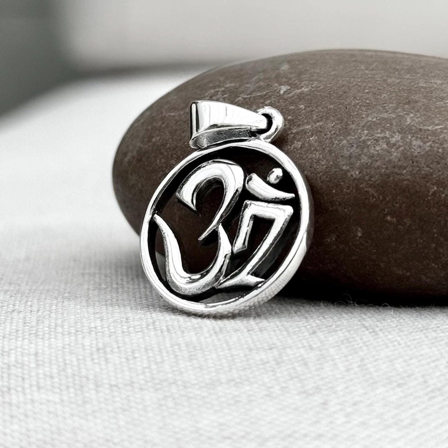 Ohm/Om Buddhism Hindi Talisman Swastika Pendant/Necklace
