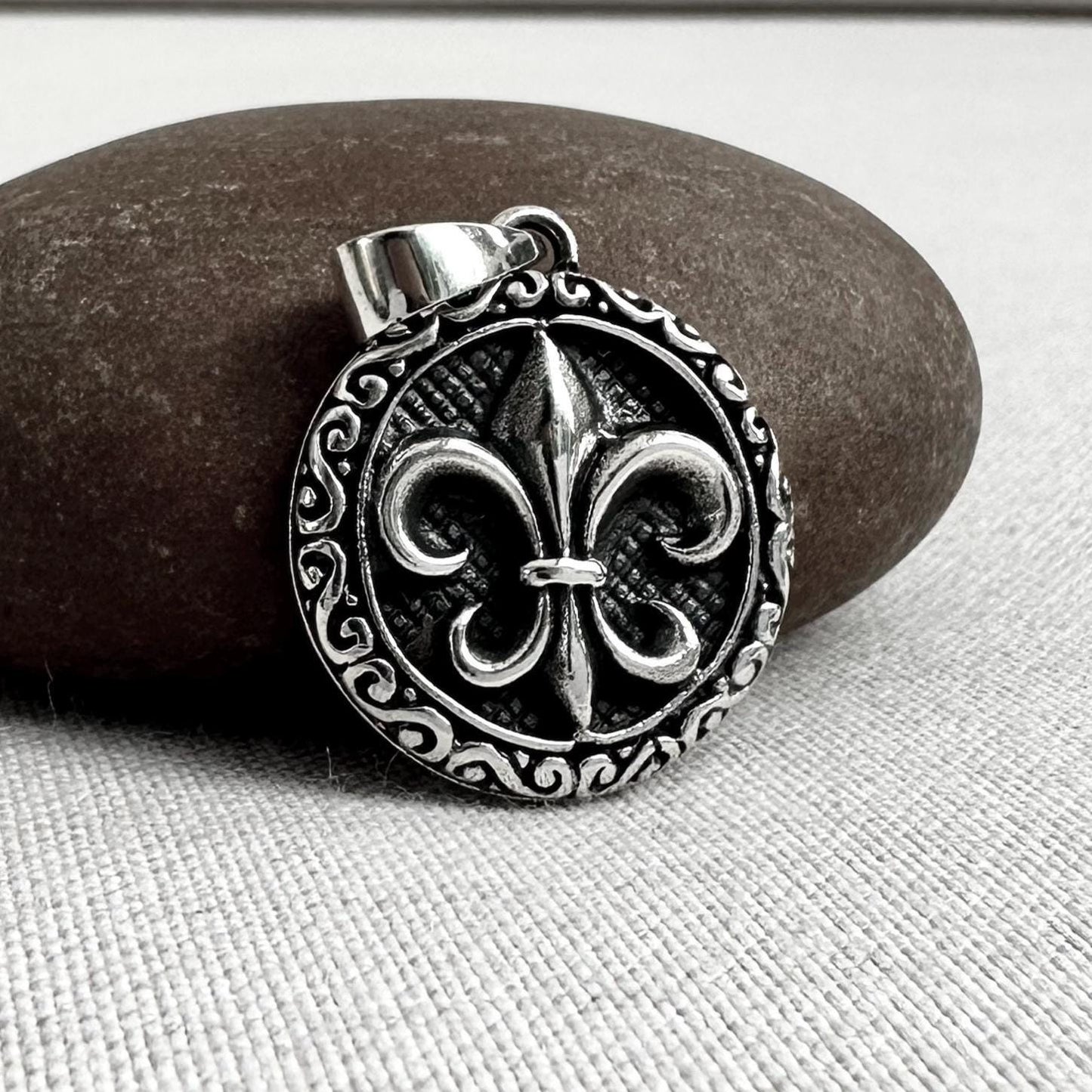Fleur De Lis Musketeer Lily Flower Pendant/Necklace