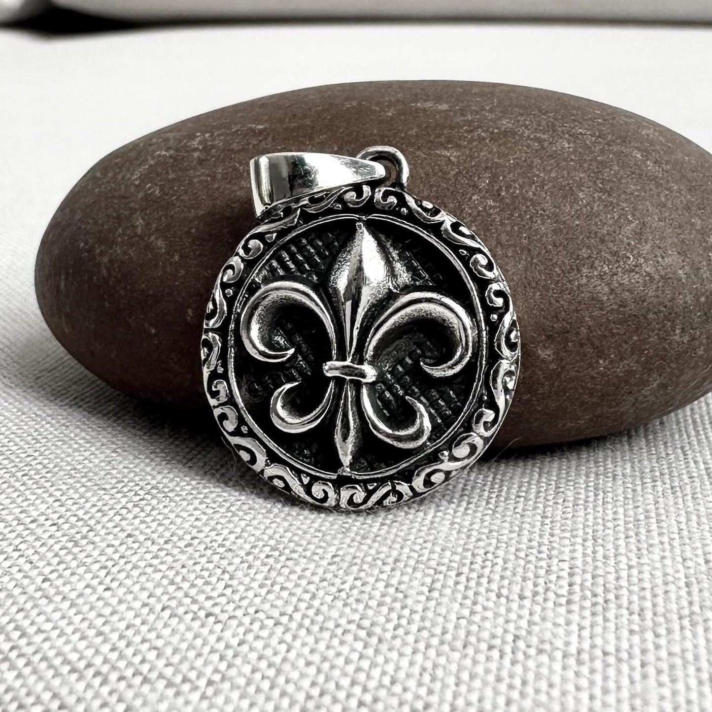 Fleur De Lis Musketeer Lily Flower Pendant/Necklace