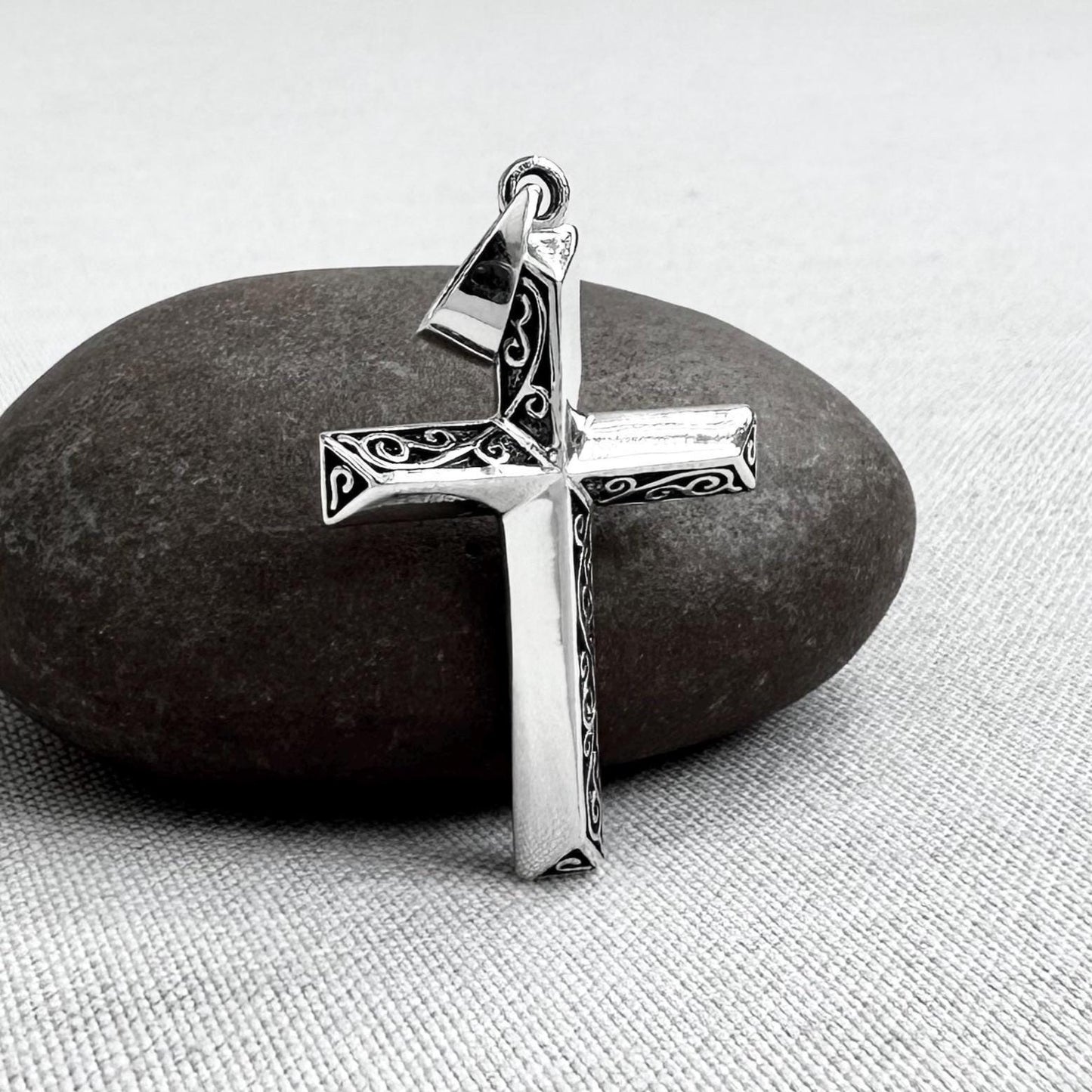 Jesus Cross Christian Crucifix Pendant/Necklace