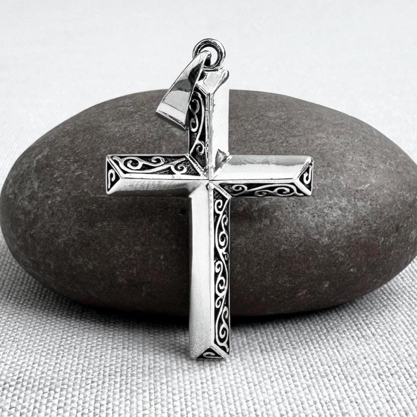 Jesus Cross Christian Crucifix Pendant/Necklace